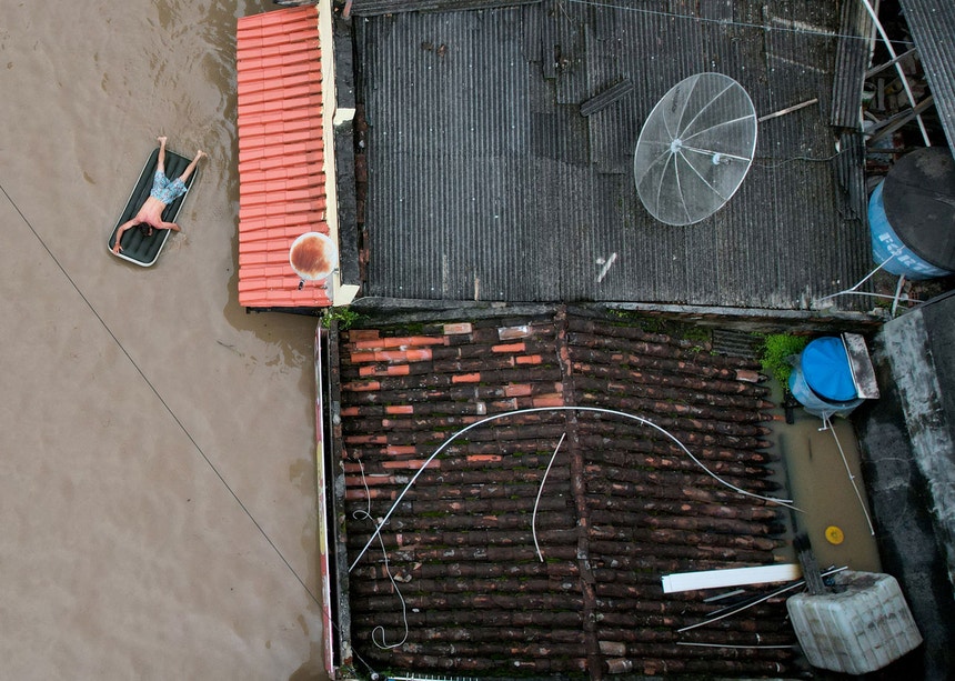 Imagem relacionada com a notícia: Inundações em Itabuna, no estado da Bahia, Brasil, a 26 de dezembro de 2021.
