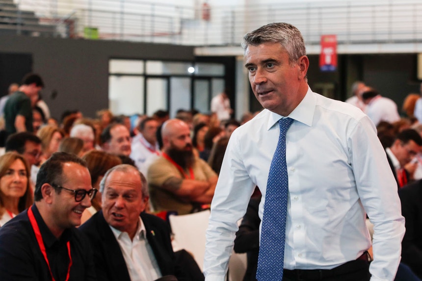 Imagem de Carneiro admite pedir comissão de inquérito devido ao acumular de problemas na Educação