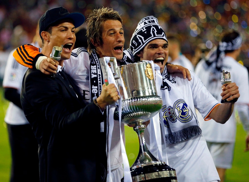 16 de abril - Real Madrid vence a Copa do Rey, ap&oacute;s vit&oacute;ria frente ao Barcelona (2-1) 
