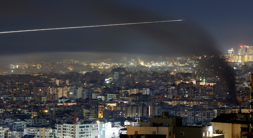 Imagem de Hezbollah libanês e Guardas da Revolução do Irão atacam separadamente Israel