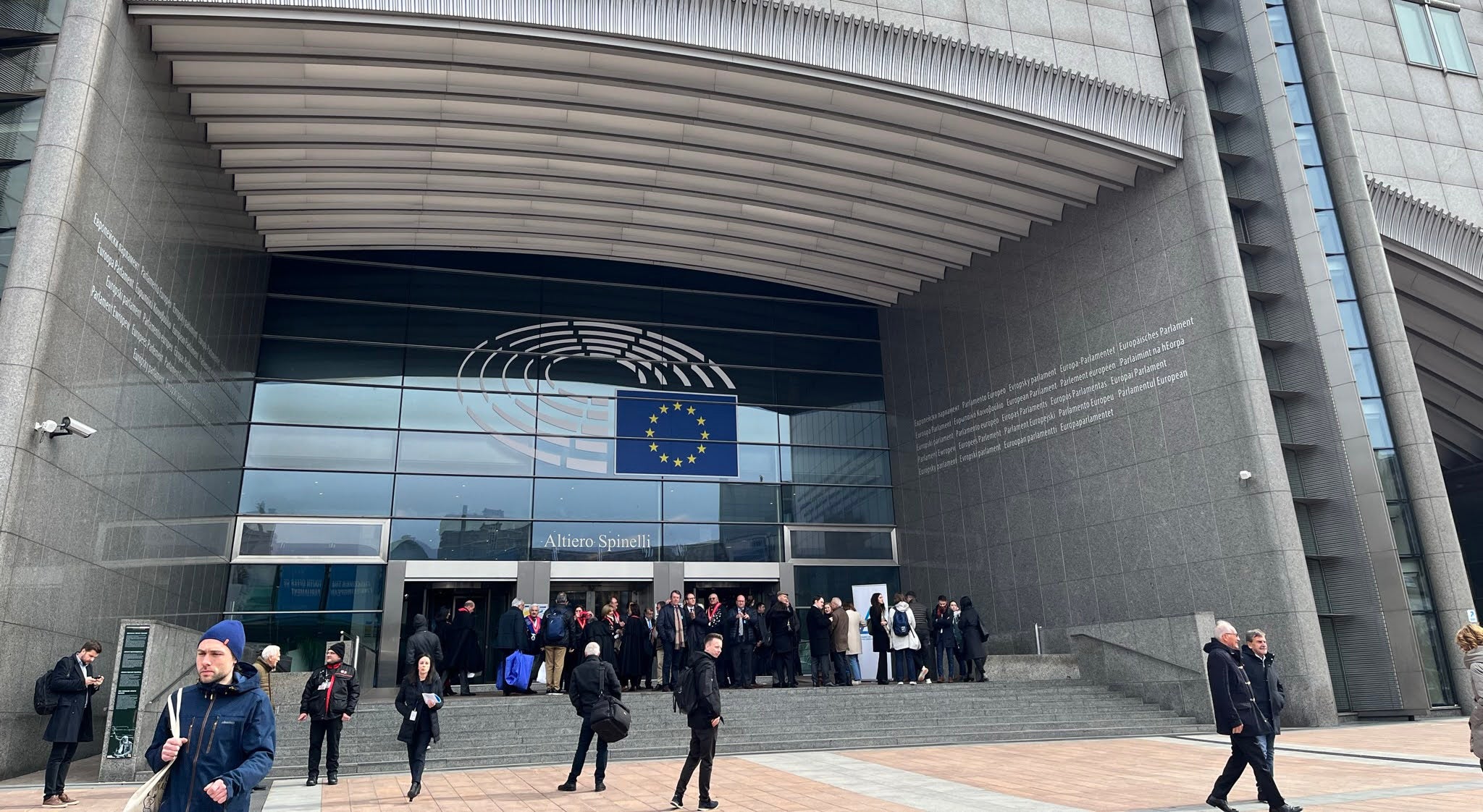 Conselho da UE dá aval a voto delegado a eurodeputadas grávidas e parturientes