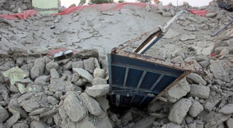 Em escassos momentos no dia 24 de setembro de 2013 o sismo de 7.7 na escala de Richter arrasou 90% dos edif&iacute;cios de Awaran, cidade do Baluquist&atilde;o