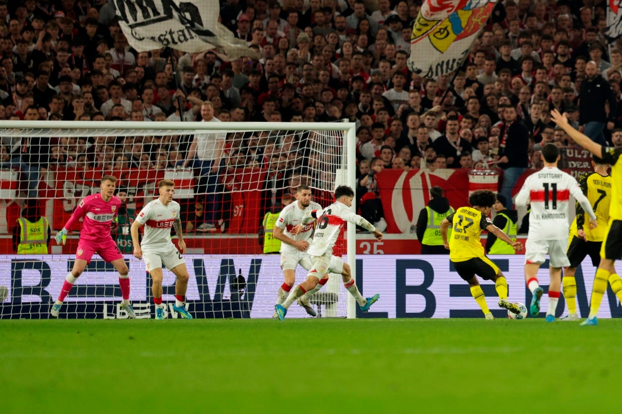 Borussia Dortmund vence nos descontos e continua a nove pontos do líder Bayern