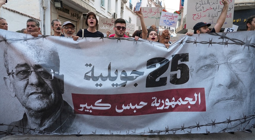 Tunísia. Opositores condenados até 45 anos de prisão por 