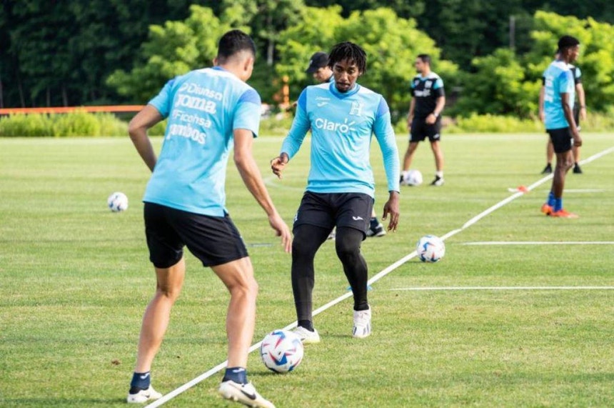 Bryan Róchez, ao centro na foto, marcou o golo dos hondurenhos
