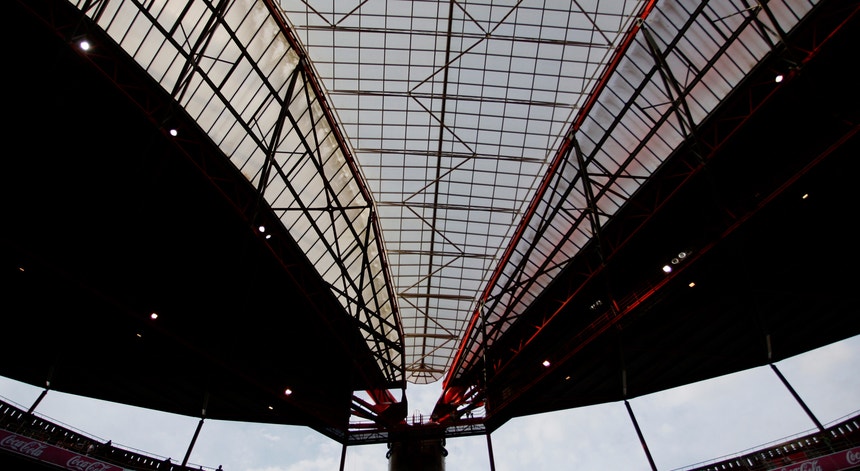 As buscas decorreram na SAD do Benfica, em casas e em dois tribunais onde trabalham dois outros suspeitos
