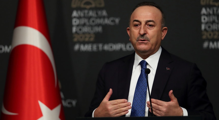 O ministro turco dos Negócios Estrangeiros acusa alguns países-membros da NATO de pretenderem que a guerra na Ucrânia se prolongue
