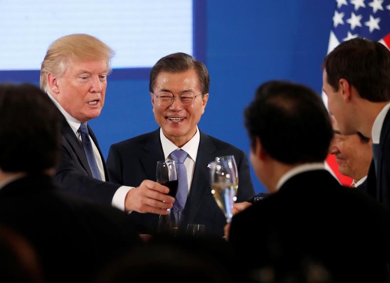 Donald Trump e Moon Jae-in durante a visita do Presidente norte-americano à Coreia do Sul, em novembro de 2017
