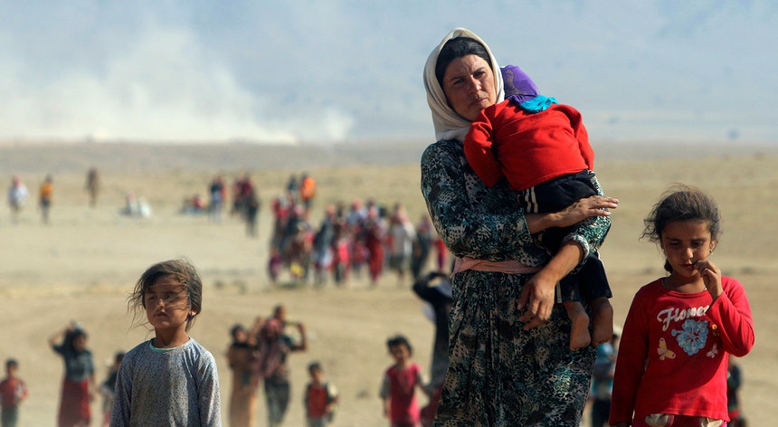 O êxodo das famílias yazidi no Iraque após a ofensiva do grupo Estado Islâmico em agosto 2014 que escravizou milhares de mulheres e de raparigas
