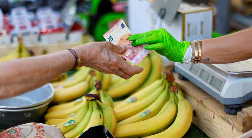 Governo admite reduzir IVA de alimentos. DECO alerta para famílias em apuros