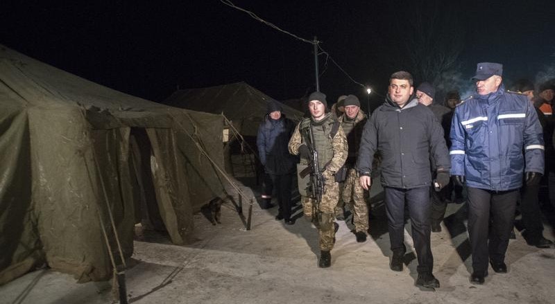 O primeiro-ministro ucraniano Volodymyr Groysman numa visita à cidade de Avdiyivka, onde mais de 20 mil pessoas ficaram sem eletricidade
