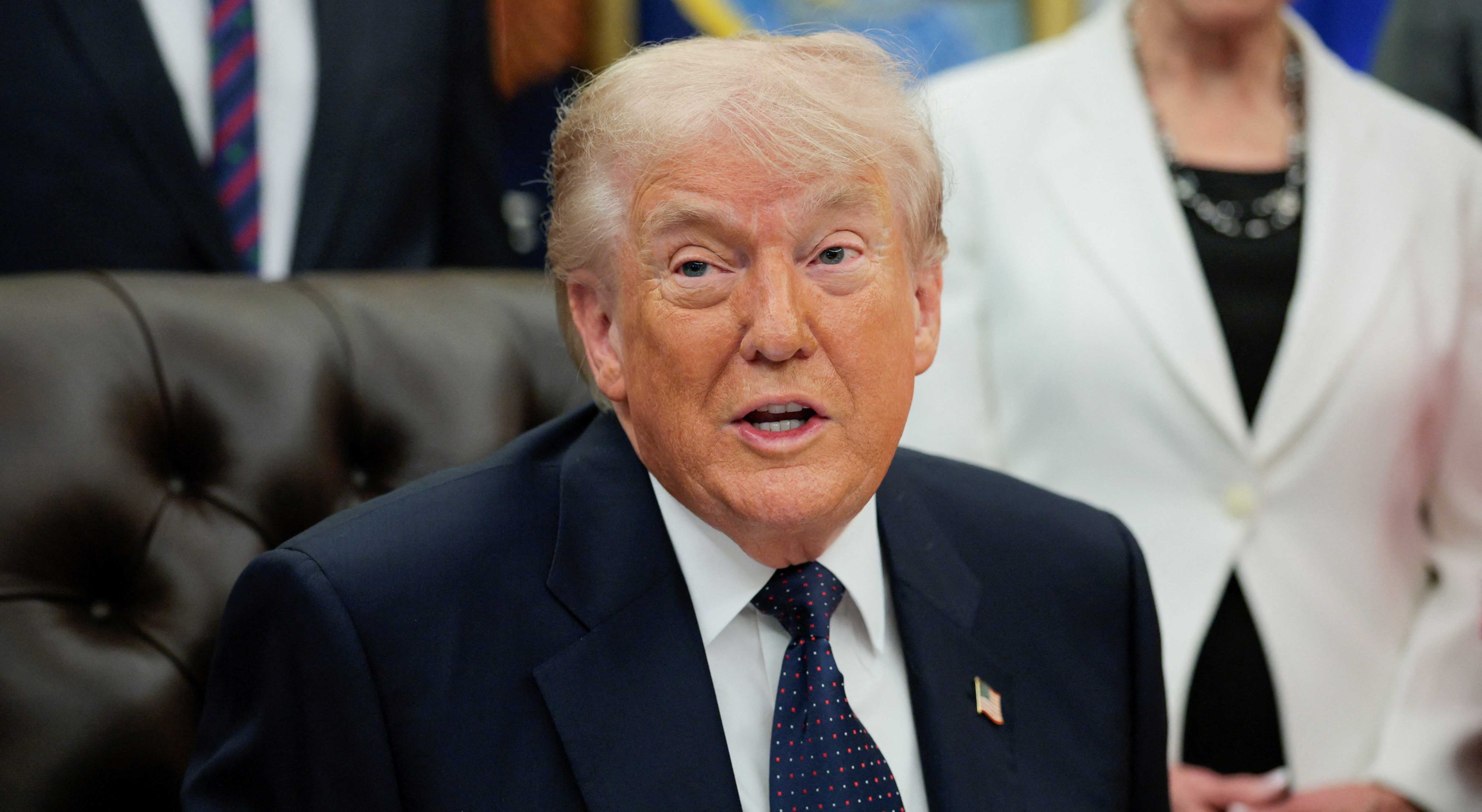 Trump suspende operação de escolta de navios no estreito de Ormuz