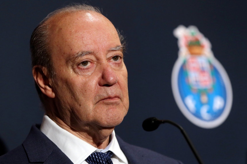 Pinto da Costa é visado na revista Sábado como estando envolvido em negócios menos lícitos
