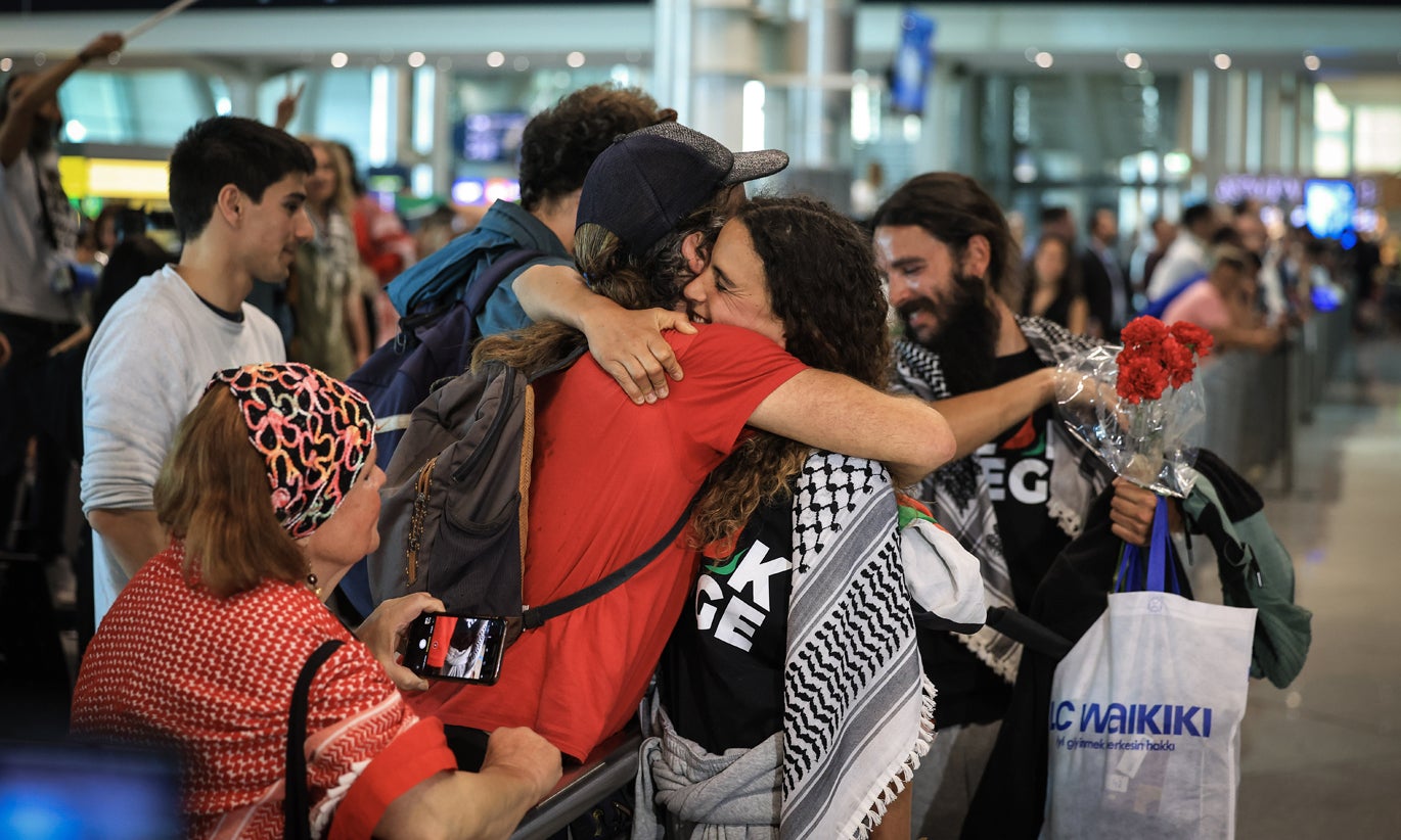 "Batiam-nos, havia muita viol�ncia". Portugueses deportados por Israel chegam ao Porto