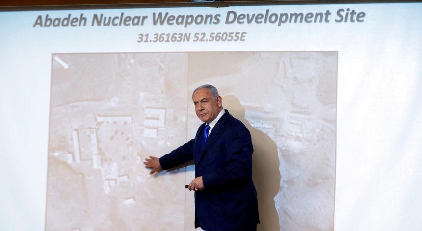 O primeiro-ministro de Israel, Benjamin Netanyahu, aponta os edifícios numa base secreta iraniana alegadamente utilizada para experiências de fabrico de armas nucleares
