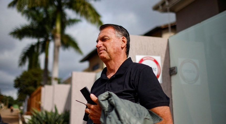 Jair Bolsonaro frente à sua casa antes da inquirição pela Polícia Federal
