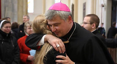 A miss&atilde;o do Arcebispo (ou padre como prefere ser chamado) Krajewski &eacute; dar o abra&ccedil;o aos mais necessitados que Francisco n&atilde;o pode