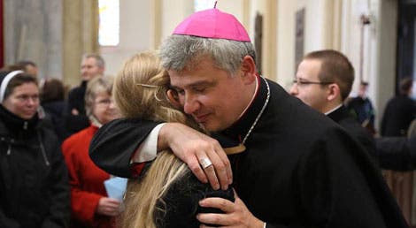 A missão do Arcebispo (ou padre como prefere ser chamado) Krajewski é dar o abraço aos mais necessitados que Francisco não pode A missão do Arcebispo (ou padre como prefere ser chamado) Krajewski é dar o abraço aos mais necessitados que Francisco não pode