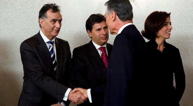 Cavaco Silva cumprimenta Franquelim Alves durante a tomada de posse de sete novos secretários de Estado, ocorrida na passada sexta-feira em Belém
