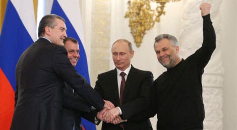 O Presidente russo Vladimir Putin, o primeiro-ministro da Crimeia Sergei Axionov, o Presidente do Parlamento Vladimir Konstatinov e o Presidente da Câmara de Sebastopol, unem em mãos após a assinatura em Moscovo da anexação da Crimeia à Federação Russa O Presidente russo Vladimir Putin, o primeiro-ministro da Crimeia Sergei Axionov, o Presidente do Parlamento Vladimir Konstatinov e o Presidente da Câmara de Sebastopol, unem em mãos após a assinatura em Moscovo da anexação da Crimeia à Federação Russa