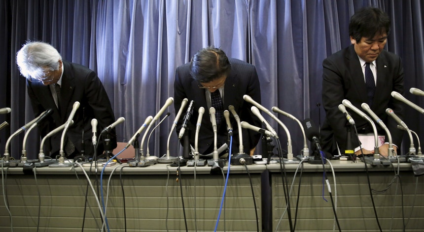 O president da Mitsubishi, Tetsuro Aikawa, e outros administradores em conferência de imprensa no Ministério japonês do Território, Infraestruturas, Transportes e Turismo
