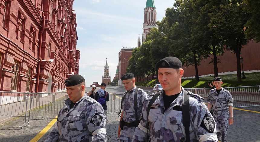 Efetivos da polícia russa patrulham as imediações da Praça Vermelha, em Moscovo, cujo acesso está vedado
