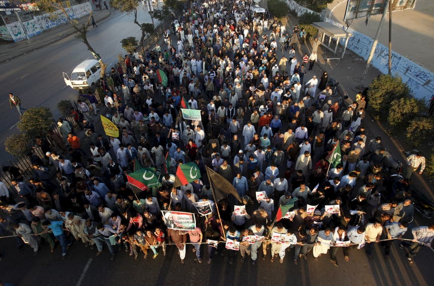 Manifestação em Karachi, Paquistão, de repúdio pela execução do clérigo xiita Nimr al-Nimr Foto: Reuters