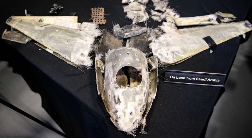 Destroços de um "drone" Qasef 1, expostos pelo Pentágono
