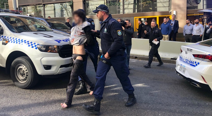 Suspeito a ser detido pela polícia, no centro de Sydney
