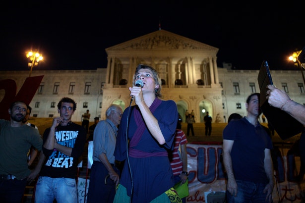  Apelos &agrave; calma misturam-se com palavras de ordem contra a austeridade frente ao Parlamento, em Lisboa (fotografia: Ant&oacute;nio Cotrim, Lusa) 