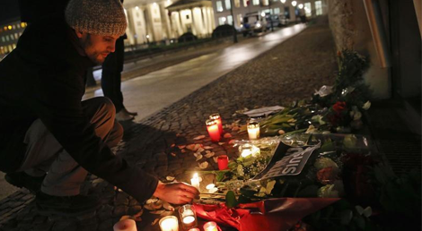 Berlim, vigília contra atentado em Paris, 7 de janeiro 2015, Reuters Berlim, vigília contra atentado em Paris, 7 de janeiro 2015, Reuters