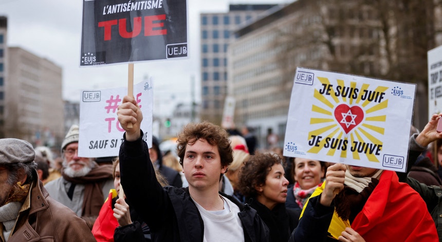 Numa manifestação contra o antissemitismo em Bruxelas, a 10 de dezembro, pode ler-se nos cartazes "O antissemitismo mata" e "Eu sou judeu".
