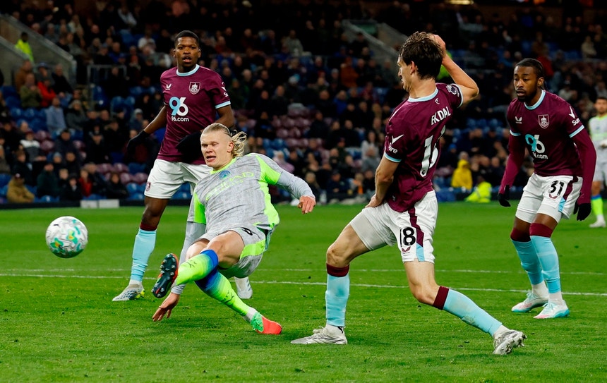 Manchester City sobe à liderança com triunfo tangencial e despromove Burnley