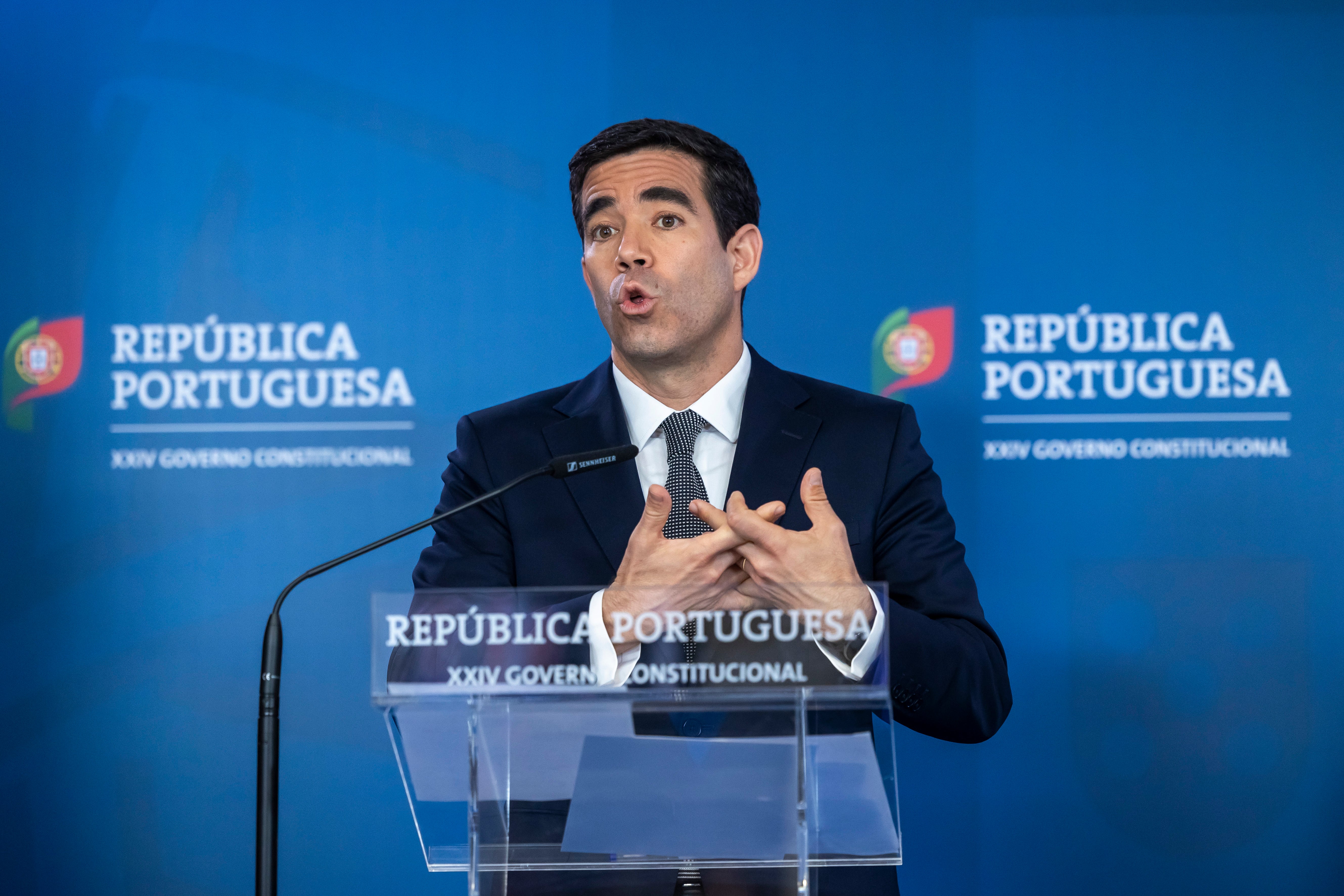 Preço dos combustíveis. Governo anuncia apoios a transportadores e pronto-socorro