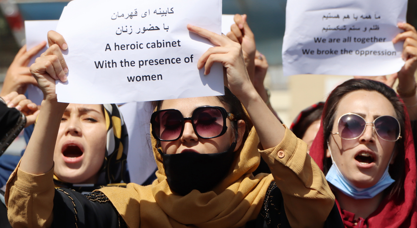 Dezenas de mulheres afegãs protestam em Cabul e reivindicam direitos