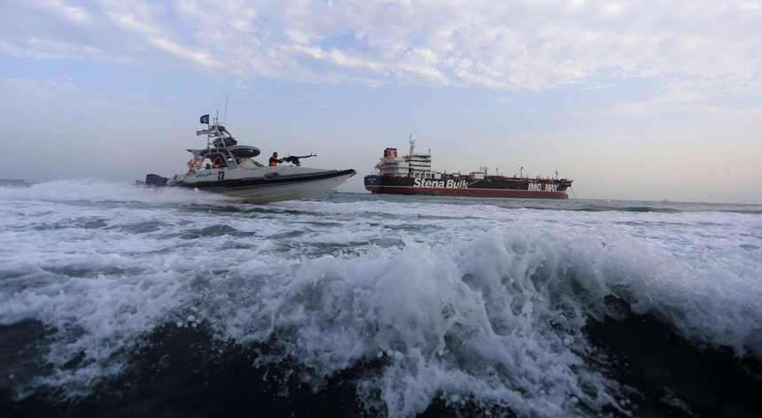 Tensão aumentou nos últimos dias com a captura pelo Irão de um navio com bandeira britânica
