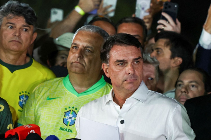 Imagem de Nova decisão judicial proíbe Flávio Bolsonaro de deixar o país