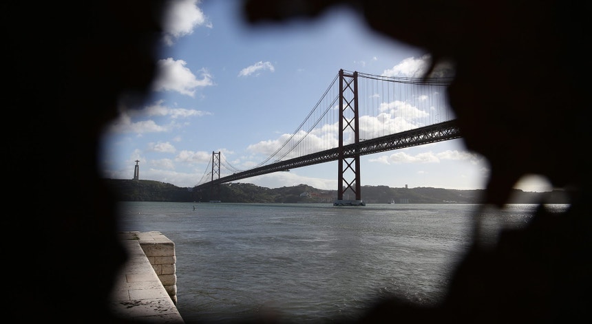 Imagem de Acidente condiciona trânsito na Ponte 25 de Abril nos dois sentidos