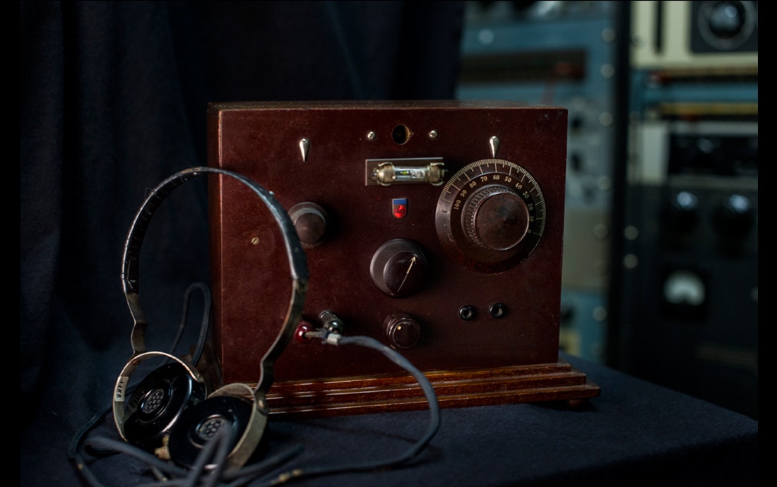  Pedro A. Pina / Este recetor n&atilde;o precisa de energia el&eacute;trica para funcionar, ela prov&eacute;m da pr&oacute;pria onda eletromagn&eacute;tica captada pelo recetor. Foi a primeira forma de audi&ccedil;&atilde;o com auscultadores. 