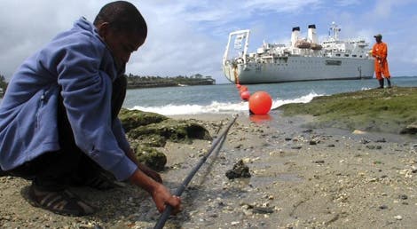 Um rapaz examina um cabo de dados a ser colocado no Quénia Foto: Reuters Um rapaz examina um cabo de dados a ser colocado no Quénia Foto: Reuters