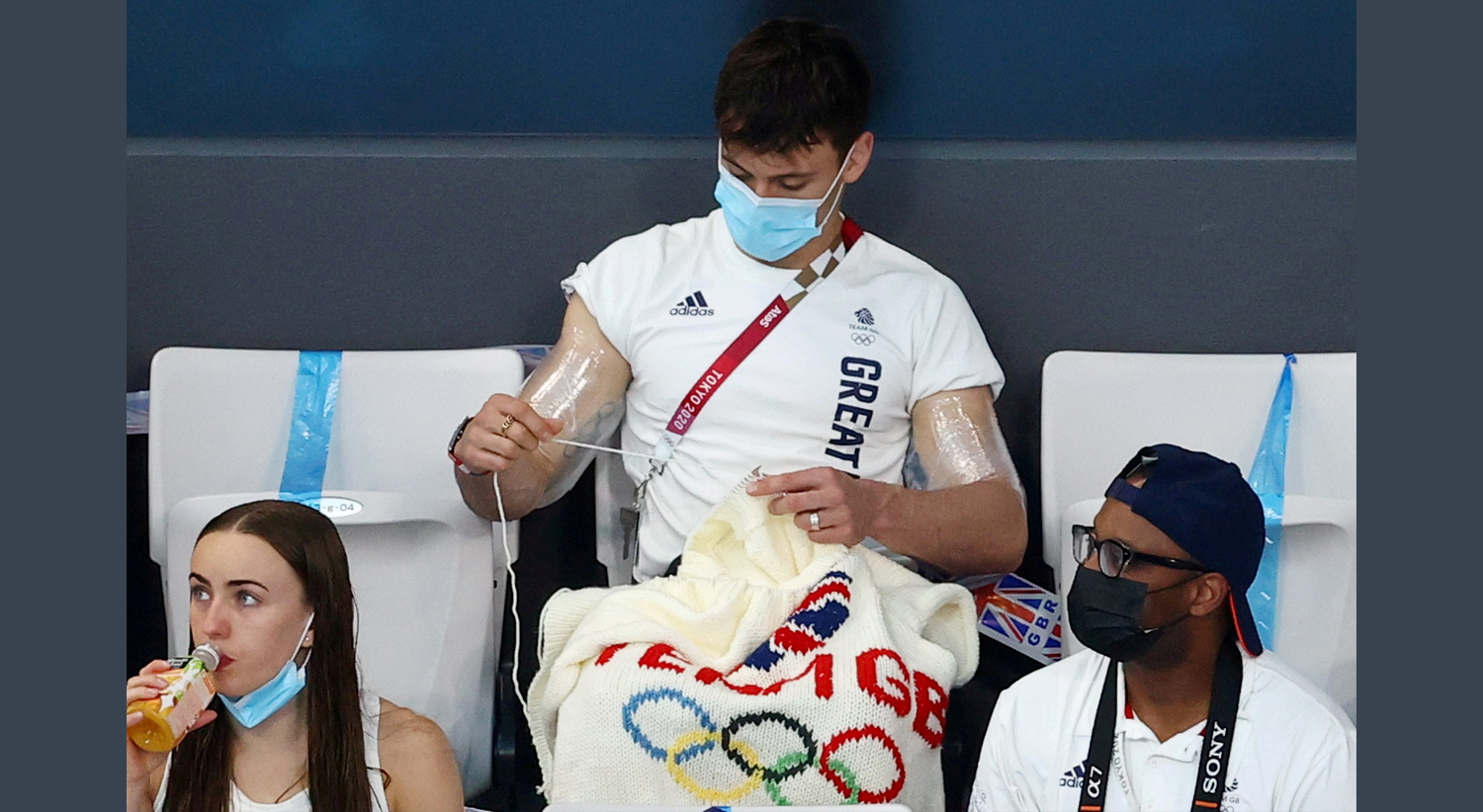 Tom Daley a tricotar enquanto assiste &agrave; terceira ronda de mergulhos de trampolim. | Foto: Antonio Bronic - Reuters 