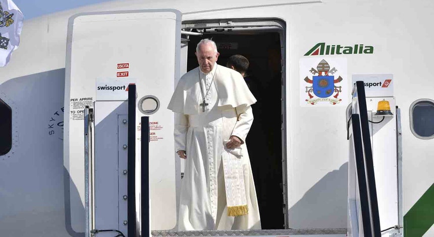 "Quando passar algum tempo e vocês tiverem as vossas conclusões, então talvez fale", disse o sumo pontífice no avião de regresso ao Vaticano
