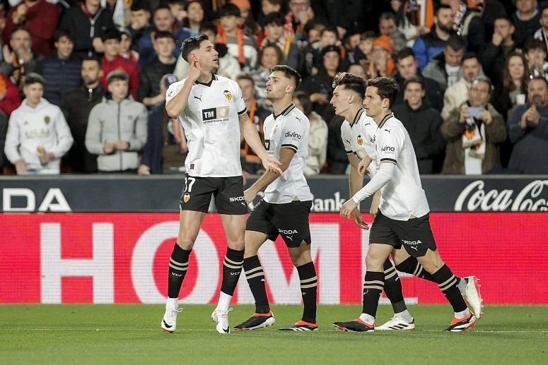 Yaremchuk, à esquerda na foto, festeja o primeiro golo do Valência
