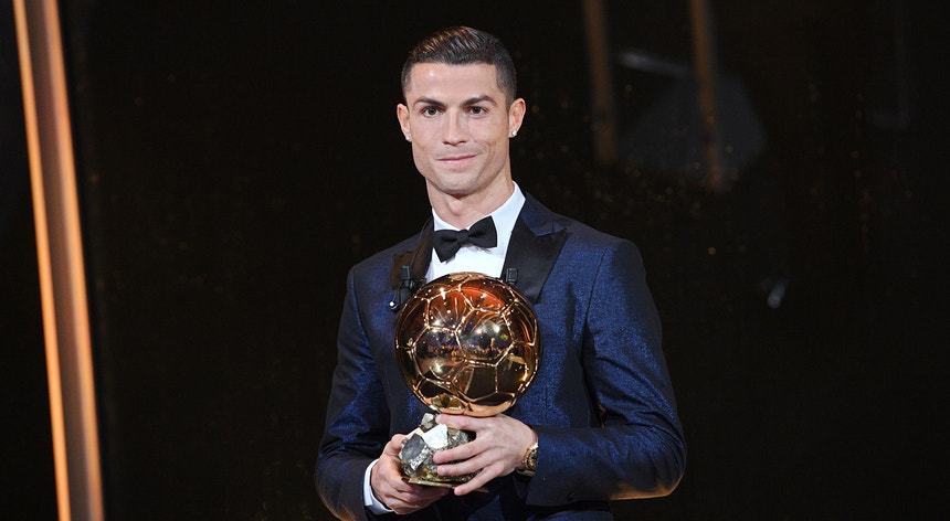 Ronaldo recebe mais um prémio de melhor jogador do mundo
