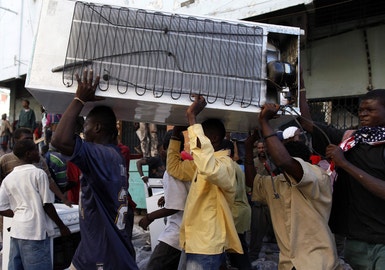Um dos principais problemas com que as forças internacionais presentes no Haiti se deparam no momento presente é com as pilhagens que as populações paupérrimas efectuam nas lojas 
