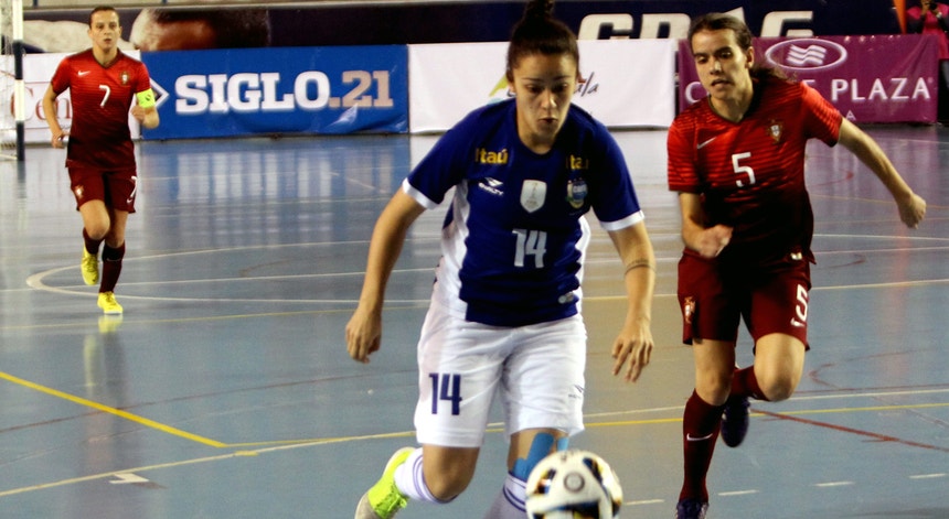 Luísa da Silva (Brasil) e Andreia Marques (Portugal) protagonizam um dos muitos duelos que ocorreram durante o jogo
