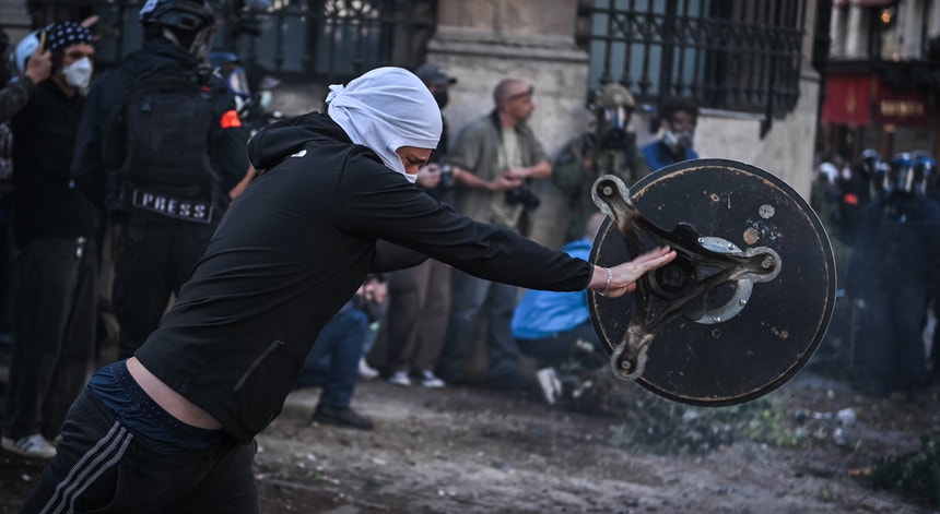 Imagem de Protestos em França. Quase sete mil jovens detidos