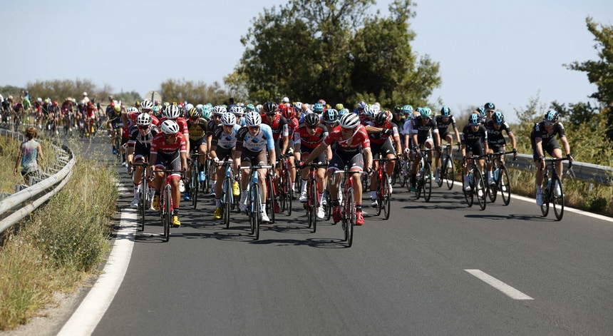 O pelotão da "Vuelta" correu a alta velocidade na primeira etapa de estrada
