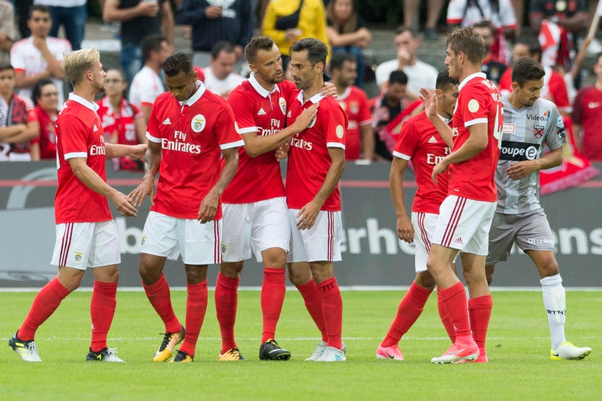 Benfica e Sporting aceleram jogo atrás de jogo