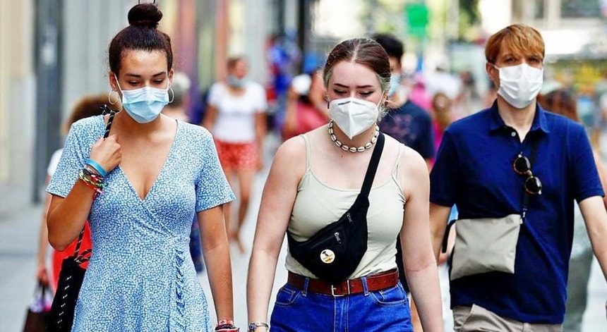 Apesar dos números aterradores da pandemia os norte-americanos procuram fazer um dia a dia normal
